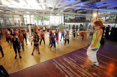 İnsanlar sırasında eğitim fitness Zumba dans