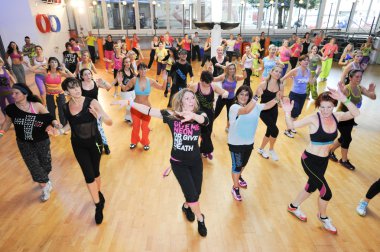 İnsanlar sırasında eğitim fitness Zumba dans
