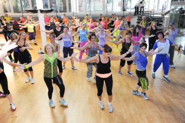 İnsanlar sırasında eğitim fitness Zumba dans