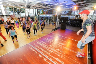 İnsanlar sırasında eğitim fitness Zumba dans