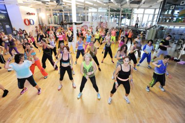 İnsanlar sırasında eğitim fitness Zumba dans