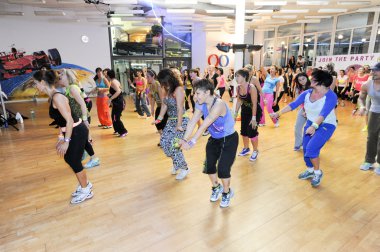 İnsanlar sırasında eğitim fitness Zumba dans