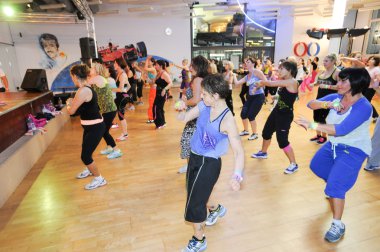 İnsanlar sırasında eğitim fitness Zumba dans