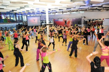 İnsanlar sırasında eğitim fitness Zumba dans
