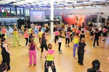 İnsanlar sırasında eğitim fitness Zumba dans
