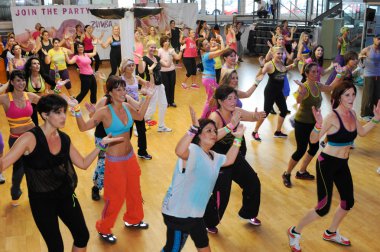 İnsanlar sırasında eğitim fitness Zumba dans