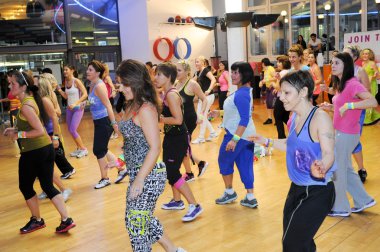İnsanlar sırasında eğitim fitness Zumba dans