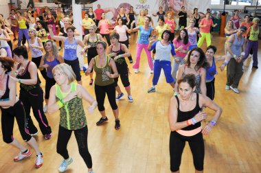 İnsanlar sırasında eğitim fitness Zumba dans