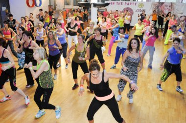 İnsanlar sırasında eğitim fitness Zumba dans