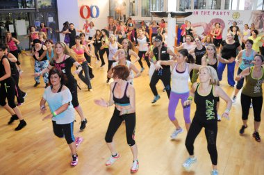 İnsanlar sırasında eğitim fitness Zumba dans