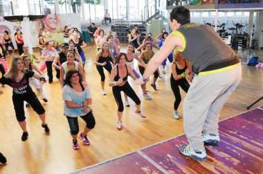 İnsanlar sırasında eğitim fitness Zumba dans