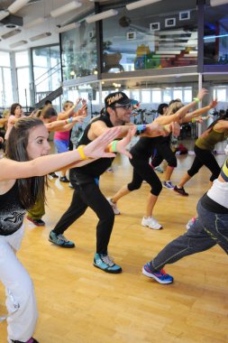 İnsanlar sırasında eğitim fitness Zumba dans