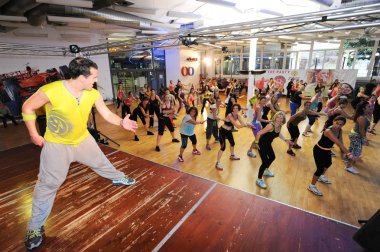 İnsanlar sırasında eğitim fitness Zumba dans