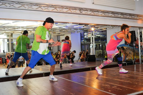 Ludzie tańczą podczas szkolenia fitness Zumba — Zdjęcie stockowe