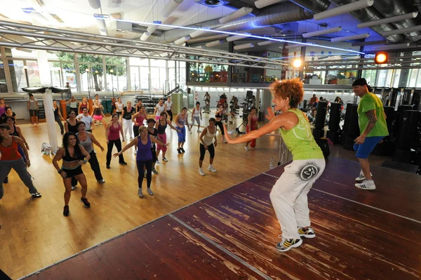 Ludzie tańczą podczas szkolenia fitness Zumba — Zdjęcie stockowe
