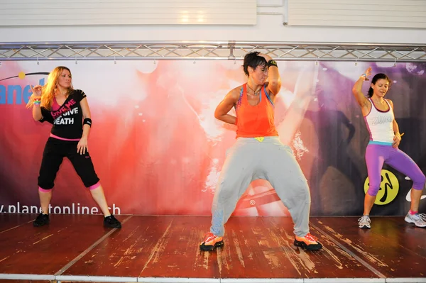 Lidé tančí během školení Zumba fitness — Stock fotografie
