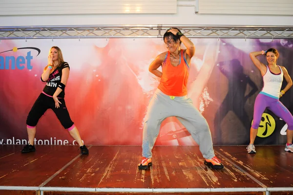 Menschen tanzen beim Zumba-Training Fitness — Stockfoto