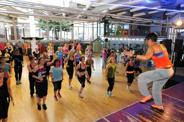 Pessoas dançando durante a aptidão de treinamento de Zumba — Fotografia de Stock