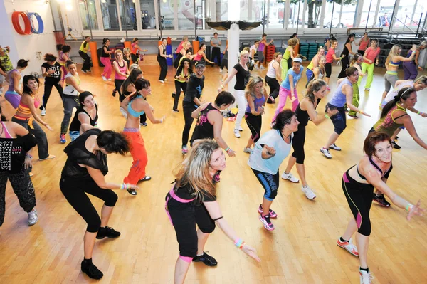 Gente bailando durante el entrenamiento de Zumba fitness — Foto de Stock