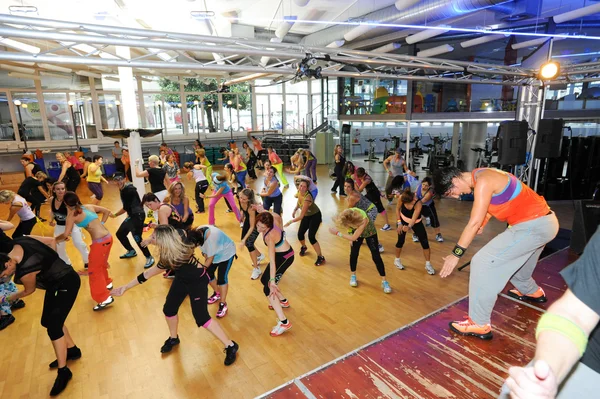 Persone che ballano durante l'allenamento Zumba fitness — Foto Stock