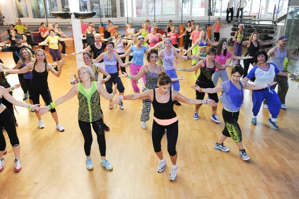 Les gens dansent pendant l'entraînement de Zumba fitness — Photo