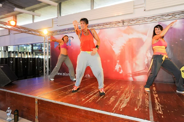 Gente bailando durante el entrenamiento de Zumba fitness —  Fotos de Stock