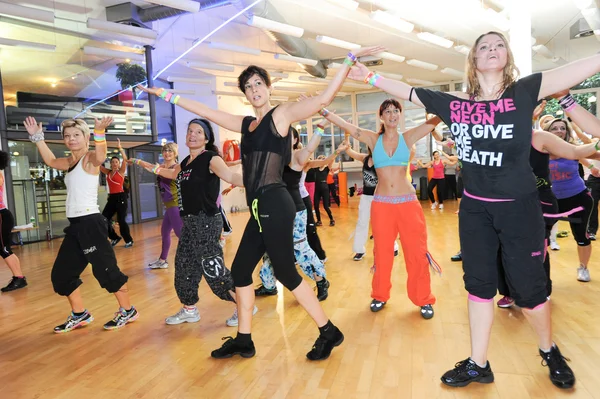 Ludzie tańczą podczas szkolenia fitness Zumba — Zdjęcie stockowe