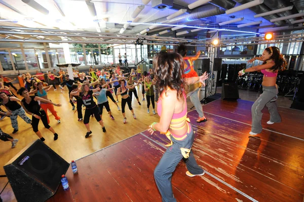 Ludzie tańczą podczas szkolenia fitness Zumba — Zdjęcie stockowe