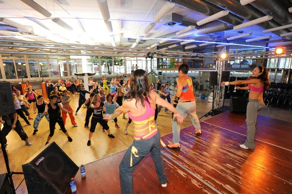 Gente bailando durante el entrenamiento de Zumba fitness —  Fotos de Stock