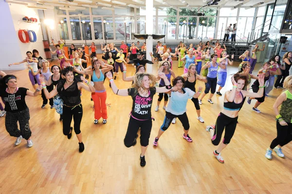 Gente bailando durante el entrenamiento de Zumba fitness — Foto de Stock