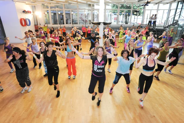 Les gens dansent pendant l'entraînement de Zumba fitness — Photo