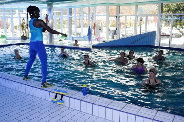 Люди во время тренировок Water Zumba в тренажерном зале — стоковое фото