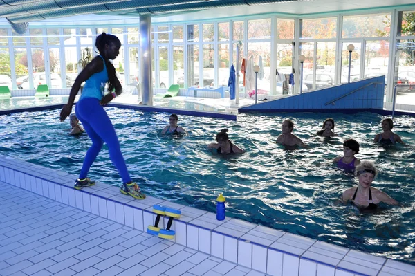 Pessoas durante o treinamento de água Zumba fitness em um ginásio — Fotografia de Stock