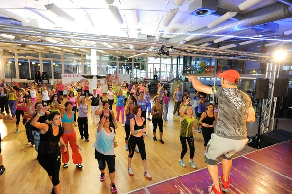 Persone che ballano durante l'allenamento Zumba fitness — Foto Stock