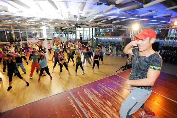 Lidé tančí během školení Zumba fitness — Stock fotografie