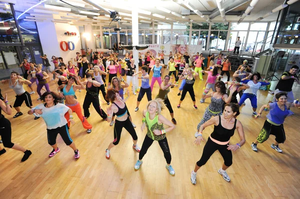 Les gens dansent pendant l'entraînement de Zumba fitness — Photo