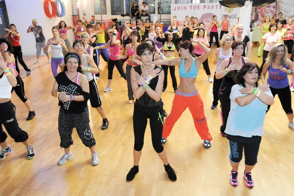 Pessoas dançando durante a aptidão de treinamento de Zumba — Fotografia de Stock