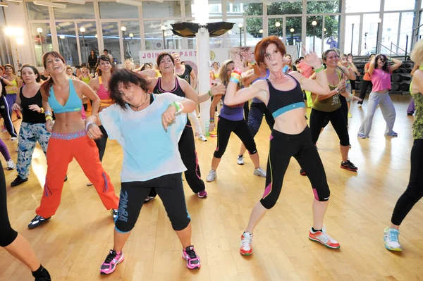 Persone che ballano durante l'allenamento Zumba fitness — Foto Stock