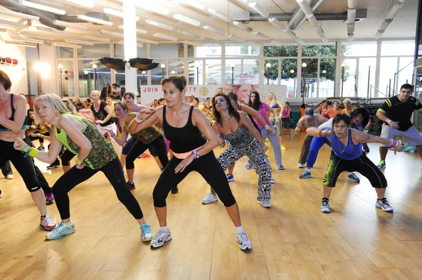 Gente bailando durante el entrenamiento de Zumba fitness — Foto de Stock