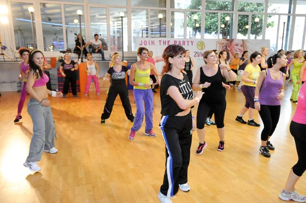 Gente bailando durante el entrenamiento de Zumba fitness — Foto de Stock