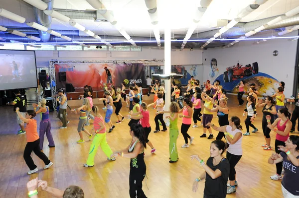 Persone che ballano durante l'allenamento Zumba fitness — Foto Stock