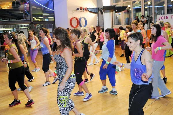 Pessoas dançando durante a aptidão de treinamento de Zumba — Fotografia de Stock