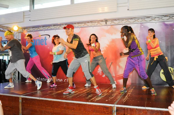 Pessoas dançando durante a aptidão de treinamento de Zumba — Fotografia de Stock