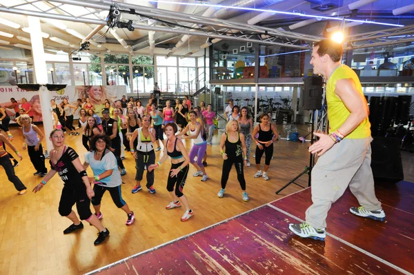 Les gens dansent pendant l'entraînement de Zumba fitness — Photo