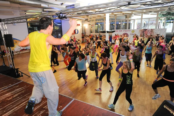 Les gens dansent pendant l'entraînement de Zumba fitness — Photo