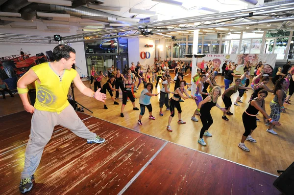 Menschen tanzen beim Zumba-Training Fitness — Stockfoto