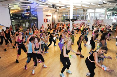 İnsanlar sırasında eğitim fitness Zumba dans