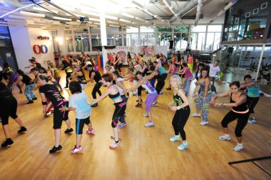 İnsanlar sırasında eğitim fitness Zumba dans
