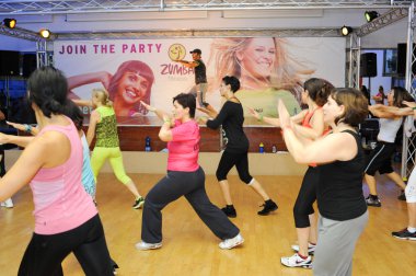 İnsanlar sırasında eğitim fitness Zumba dans