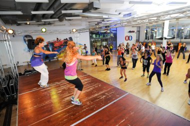 İnsanlar sırasında eğitim fitness Zumba dans